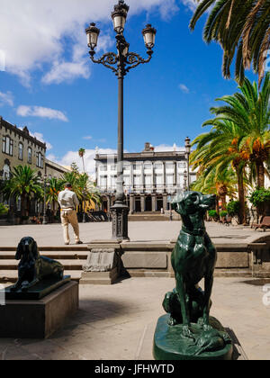 Cani canario statue in Plaza Santa Ana nella storica città vecchia di Las Palmas de Gran Canaria con il municipio e la distanza Foto Stock