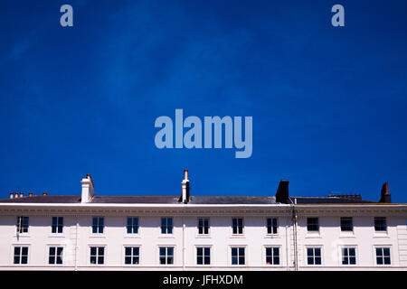 Nel terzo inferiore dell'immagine è una linea di alto due piani di un edificio bianco con 11 finestre su ciascun piano, edificio georgiano la parte superiore dei due terzi di Foto Stock