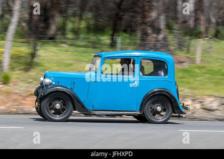 L'annata 1937 Austin 7 Berlina Rubino guida su strade di campagna vicino alla città di Birdwood, Sud Australia. Foto Stock