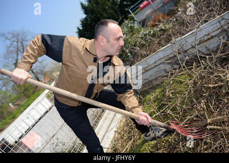 Scavando nel giardino Foto Stock