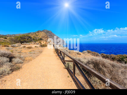 Estate sunshiny costa rocciosa (Costa Blanca, Spagna). Foto Stock