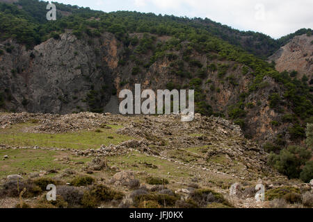 In alto sopra le ripide pareti della gola di Aradena a Creta la costa meridionale sono le rovine del vecchio villaggio Azogyres. Foto Stock