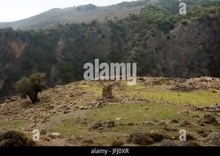 In alto sopra le ripide pareti della gola di Aradena a Creta la costa meridionale sono le rovine del vecchio villaggio Azogyres. Foto Stock