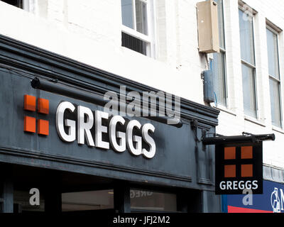 Segno Greggs oltre i locali, la più grande catena di panetteria nel Regno Unito, specializzata in prodotti salati Foto Stock