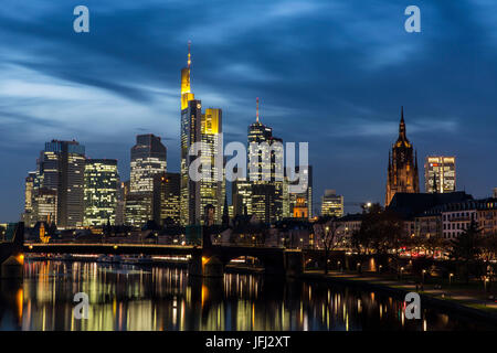 Vista del Ignatz-Bubis-ponte di Francoforte sullo skyline del distretto bancario Foto Stock