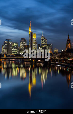 Vista del Ignatz-Bubis-ponte di Francoforte sullo skyline del distretto bancario Foto Stock