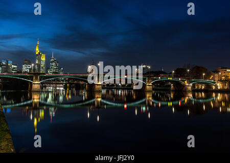 Ignatz-Bubis-ponte di Francoforte sul Meno nella parte anteriore dello skyline Foto Stock