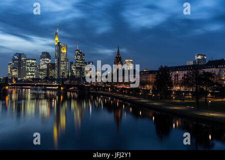 Vista del Ignatz-Bubis-ponte di Francoforte sullo skyline del distretto bancario Foto Stock