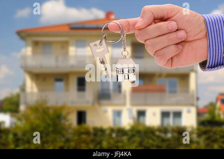 Chiave di casa come un'offerta per la nuova casa e piatto Foto Stock