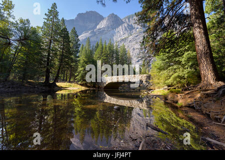 Vista la Yosemite Valley, Stati Uniti, California, il Parco nazionale di Yosemite Foto Stock