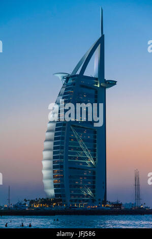 Arabia, penisola araba, il Golfo Persico, Emirati arabi uniti (VAE), Dubai Jumeirah Beach, il Burj Al Arab Foto Stock