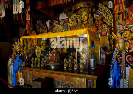 Mongolia, Asia Centrale, Karakorum / Qara Qorum, chiostro di Erdene Zuu, capitale di Gengis Khan, all'interno, santuario, golden statua del Buddha Foto Stock