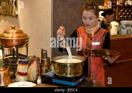 In Mongolia e in Asia centrale, Ulaanbaatar / Ulan Bator, cucina mongola, giovane donna durante la cottura Foto Stock