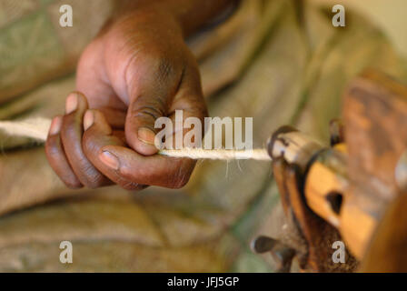 Africa, Namibia, Kiripotib farm di Claudia von Hase, Kirikara Arte, Nama donna durante la filatura della lana karakul Foto Stock