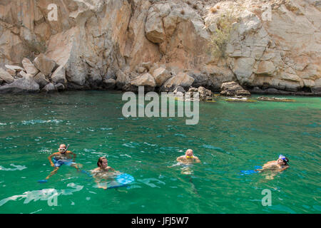 Arabia, penisola araba, il sultanato di Oman, penisola di Musandam, Dhau tour in strada di Hormuz Khor ash Sham, turisti mentre lo snorkeling Foto Stock