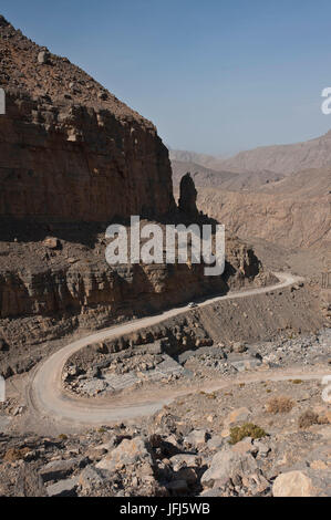 Arabia, penisola araba, il sultanato di Oman, penisola di Musandam, Jebel Harim, street nel paesaggio di montagna Foto Stock