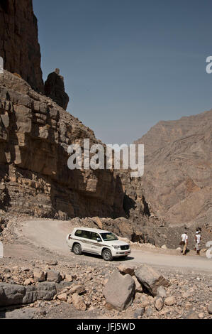 Arabia, penisola araba, il sultanato di Oman, penisola di Musandam, Jebel Harim, strada di montagna, sport utility vehicle, turistico Foto Stock