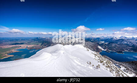 Vista dal vertice Herzogstand sul Kochelsee Walchensee e in inverno, con Kochel, Baviera, Germania Foto Stock