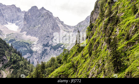 Vista la Höllental con gamma di Wetterstein, Garmisch-Partenkirchen, Grainau, Werdenfelser Land, bavaresi, Germania Foto Stock