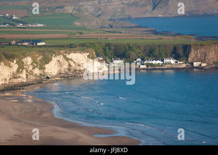 Regno Unito e Irlanda del Nord, nella contea di Antrim, Portbradden, elevati village vista sul parco bianco Bay Foto Stock