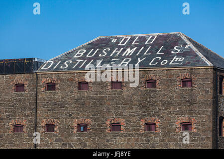 Regno Unito e Irlanda del Nord, nella contea di Antrim, Bushmills, Old Bushmills Distillery, il mondo giuridico più antica distilleria di whisky, dal 1608 Foto Stock