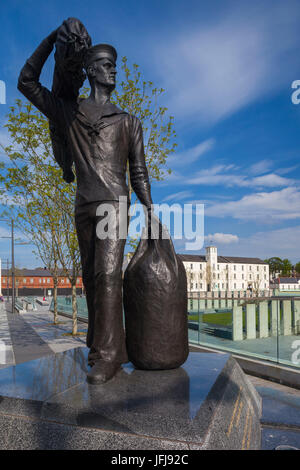 Regno Unito e Irlanda del Nord, nella contea di Londonderry, Derry, Ebrington Square, rinnovato ex British base navale, International Sailor statua Foto Stock