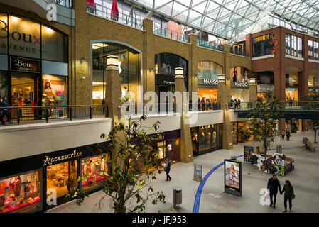 Regno Unito e Irlanda del Nord, Belfast, Victoria Square Mall, interno Foto Stock