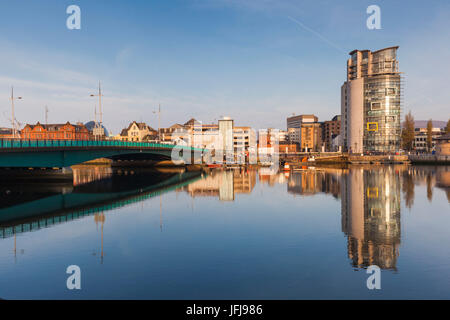 Regno Unito e Irlanda del Nord, Belfast, skyline della città lungo il fiume Lagan, alba Foto Stock