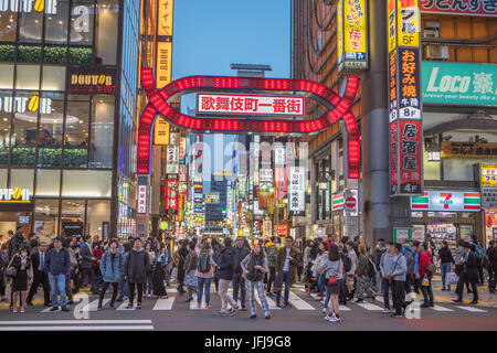 Giappone Tokyo City, il quartiere di Shinjuku, Kabukicho distretto di notte Foto Stock