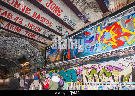 Inghilterra, Londra, Lambeth, Waterloo, Leake Street, Graffiti e parete galleria d'arte, gruppo di Tour Foto Stock