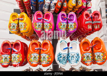 Europa, Paesi Bassi, Amsterdam, Souvenir Shop Display colorato di zoccoli di legno Foto Stock