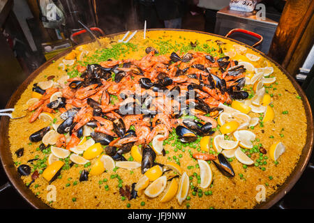 Inghilterra, Londra, Southwark, Borough Market, cibo stallo, Paella gigante Foto Stock