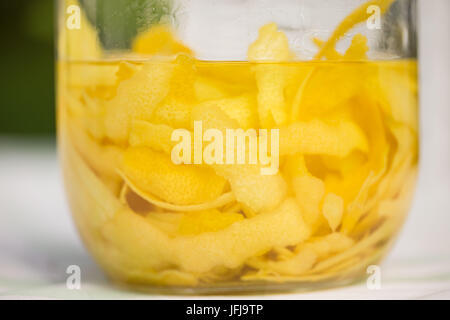 In casa il Limoncello, gusci di limone nel liquido, Foto Stock