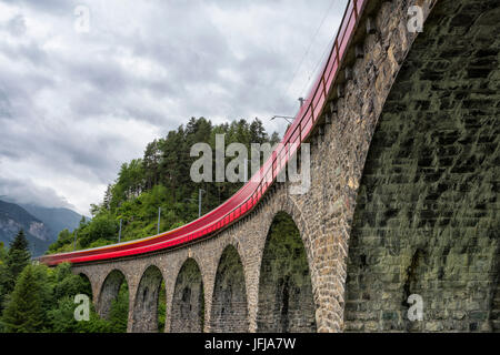 Bernina Express, Grigioni-Switzerland lunga esposizione del Bernina Express su viadotto Foto Stock