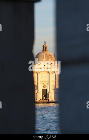 Chiesa di San Giorgio Maggiore dalle colonne di Punta della Dogana, Venezia, Veneto, Italia, Foto Stock