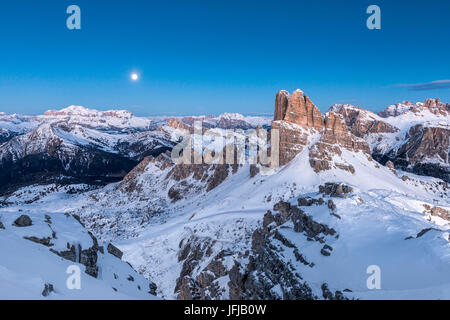 Nuvolau, Dolomiti, Veneto, Italia, Blu ora e luna piena nelle Dolomiti con le cime del Monte Sella gruppo e l'Averau Foto Stock