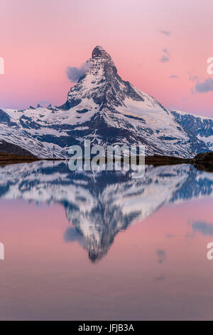 La Svizzera, il Vallese, il Cervino presso sunrise riflessa in corrispondenza Stellisee, valle di Zermatt Foto Stock