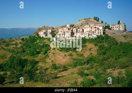 Remoto villaggio in cima alla collina sull'entroterra della Riviera Francese. Ascros, Alpi Marittime, Francia. Foto Stock