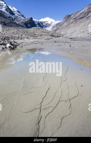 Europa Austria, Carinzia, Glockner Gruppo, Alti Tauri, Johannisberg mountain riflessi nell'acqua sulla ghiaia morena del ghiacciaio Pasterze a Grossglockner Foto Stock