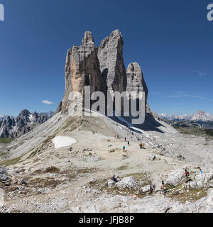 L'Europa, Italia, Veneto, Belluno, Tre Cime di Lavaredo visto dalla Forcella Lavaredo in estate il giorno di sole Foto Stock