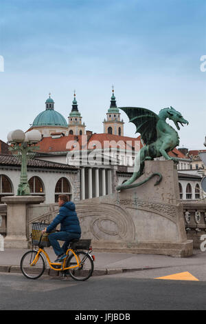 L'Europa, Slovenia, Ljubjana, il drago bridge e la Cattedrale di San Nicola Foto Stock