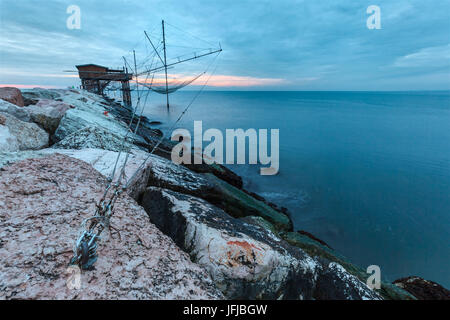 L'Europa, Italia, Veneto, Chioggia, Sottomarina, vista di Casoni, la palafitta di pescatori sul mare Foto Stock