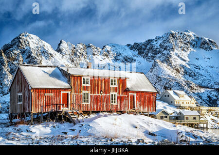 Tipica casa rossa delle isole Lofoten Henningsvaer, Norvegia, Europa Foto Stock