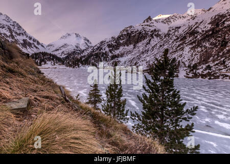 Val Bregaglia e il Lago Cavloc presso sunrise, in Engadina, Svizzera Foto Stock