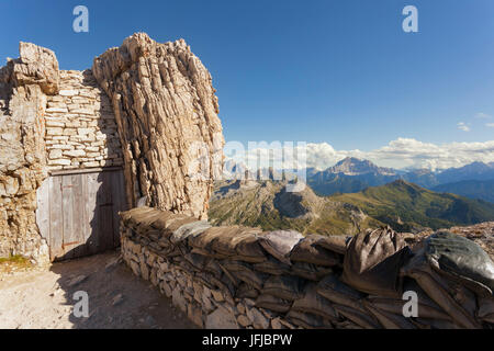 L'Europa, Italia, Veneto Belluno, la trincea di guerra con machine-gun punto vicino la stazione della funivia del Lagazuoi, Dolomiti Foto Stock