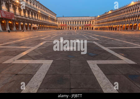 L'Europa, Italia, Venezia, Piazza San Marco verso il colonnato delle Procuratie Foto Stock