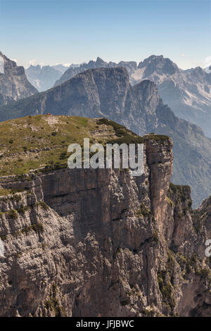 Il bivacco Margherita Bedin sulla prima pala di San Lucano, in successione il Monte Framont e in background e Tamer San lontano il gruppo di Bosconero, Dolomiti, Agordino, Belluno, Veneto, Italia, Europa Foto Stock