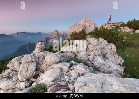 L'Europa, Italia, Veneto, gli escursionisti sulla prima pala di San Lucano summit cercando il sunrise, Agordo Dolomiti, Belluno, Italia Foto Stock