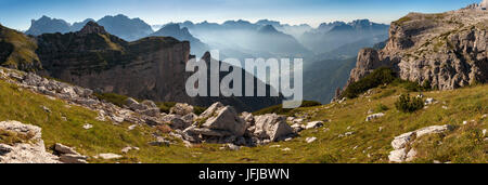 Ampia vista sulla prima e sulla seconda pala di San Lucano, Dolomiti, sullo sfondo su una successione di vertici da Civetta, Moiazza fino a quando della Schiara e i Monti del Sole, Agordino, Belluno, Veneto, Italia, Europa Foto Stock