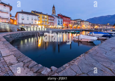 Il piccolo porto di Ascona nella parte anteriore del Lago Maggiore, Canton Ticino, Svizzera Foto Stock